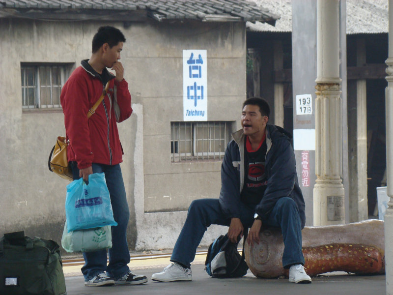 台灣鐵路旅遊攝影台中火車站月台景物篇公共藝術-鄧文貞-大腸包小腸攝影照片89