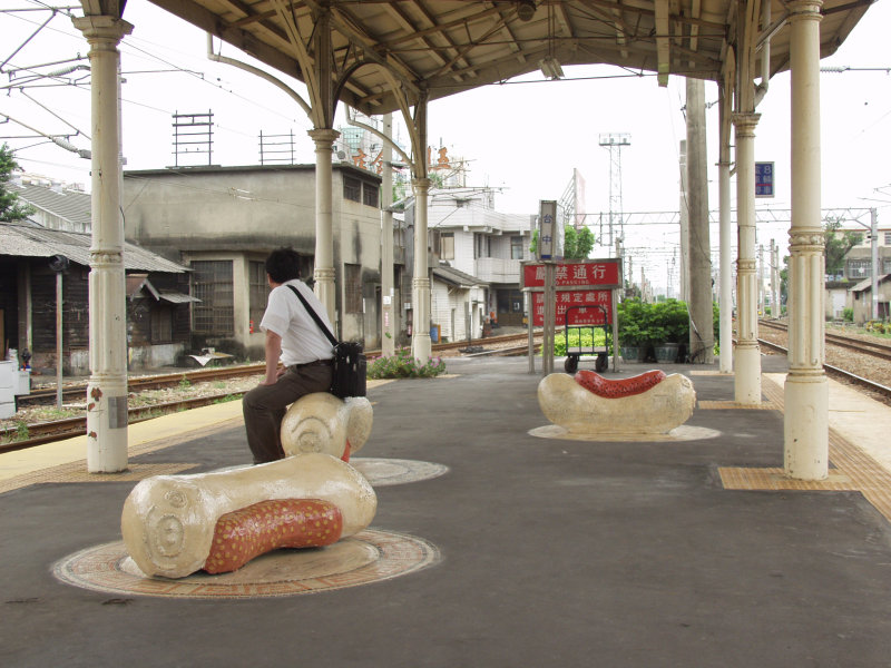 台灣鐵路旅遊攝影台中火車站月台景物篇公共藝術-鄧文貞-大腸包小腸攝影照片90