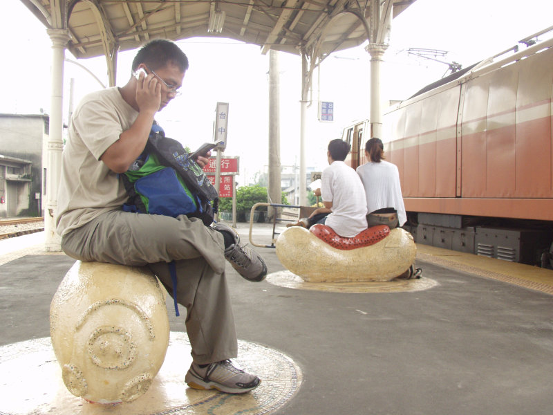台灣鐵路旅遊攝影台中火車站月台景物篇公共藝術-鄧文貞-大腸包小腸攝影照片91
