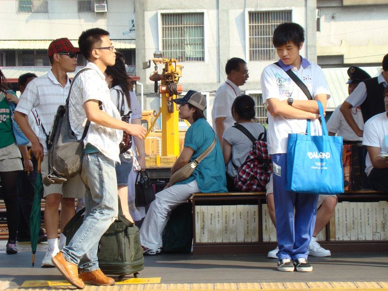 台灣鐵路旅遊攝影台中火車站月台景物篇公共藝術-陳明德-座書櫃攝影照片3