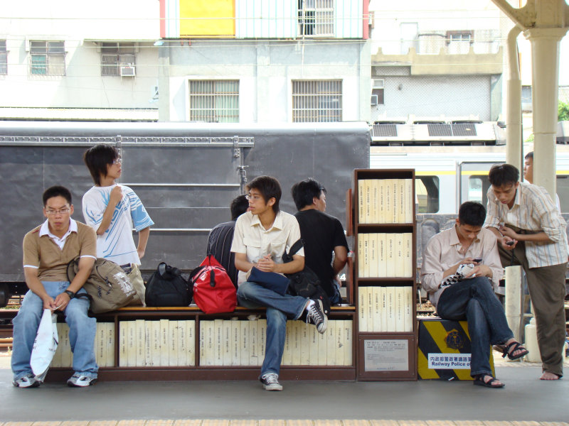 台灣鐵路旅遊攝影台中火車站月台景物篇公共藝術-陳明德-座書櫃攝影照片4