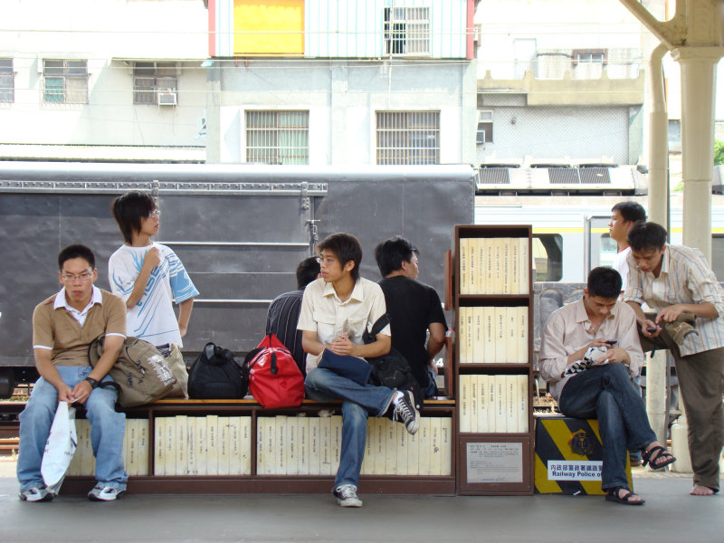 台灣鐵路旅遊攝影台中火車站月台景物篇公共藝術-陳明德-座書櫃攝影照片5