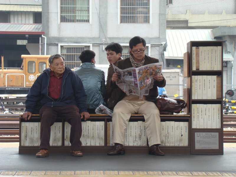 台灣鐵路旅遊攝影台中火車站月台景物篇公共藝術-陳明德-座書櫃攝影照片13