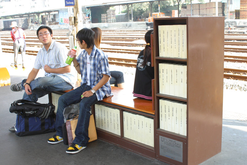 台灣鐵路旅遊攝影台中火車站月台景物篇公共藝術-陳明德-座書櫃攝影照片26