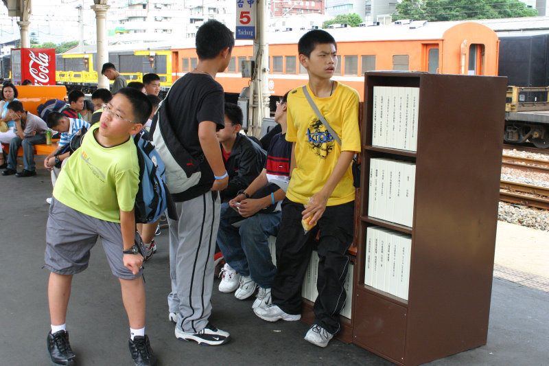 台灣鐵路旅遊攝影台中火車站月台景物篇公共藝術-陳明德-座書櫃攝影照片28