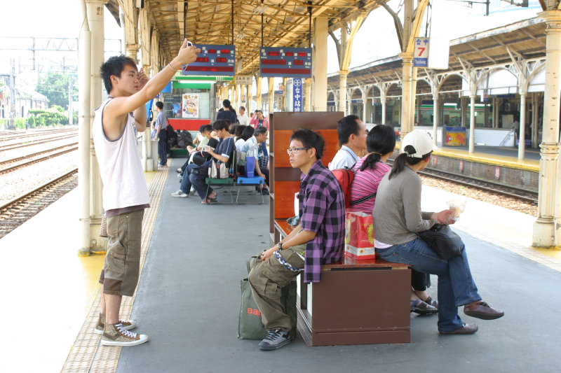 台灣鐵路旅遊攝影台中火車站月台景物篇公共藝術-陳明德-座書櫃攝影照片31