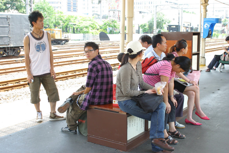 台灣鐵路旅遊攝影台中火車站月台景物篇公共藝術-陳明德-座書櫃攝影照片32