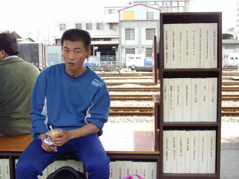 台灣鐵路旅遊攝影台中火車站月台景物篇公共藝術-陳明德-座書櫃攝影照片40