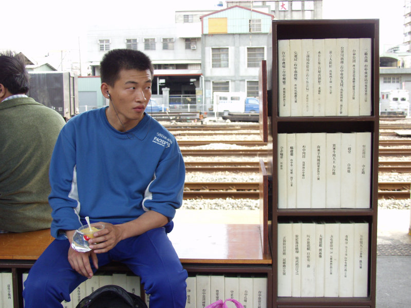 台灣鐵路旅遊攝影台中火車站月台景物篇公共藝術-陳明德-座書櫃攝影照片41