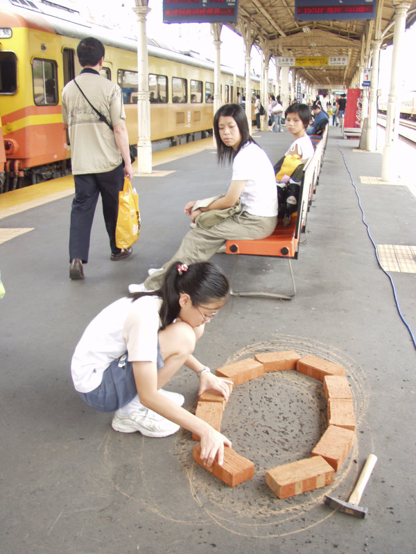 台灣鐵路旅遊攝影台中火車站月台景物篇裝置藝術座椅施工2004年夏天攝影照片1