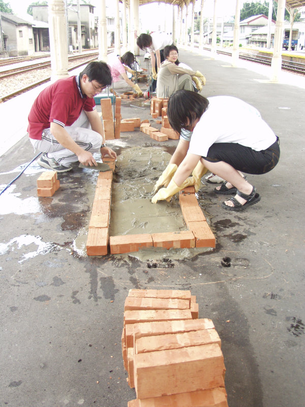台灣鐵路旅遊攝影台中火車站月台景物篇裝置藝術座椅施工2004年夏天攝影照片2