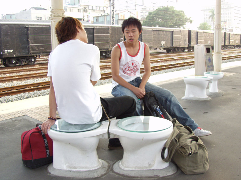 台灣鐵路旅遊攝影台中火車站月台景物篇裝置藝術馬桶2005-10-16攝影照片13