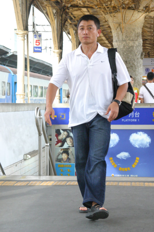 台灣鐵路旅遊攝影台中火車站行進中的月台旅客攝影照片137