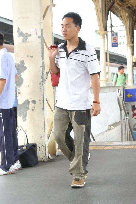 台灣鐵路旅遊攝影台中火車站行進中的月台旅客攝影照片142