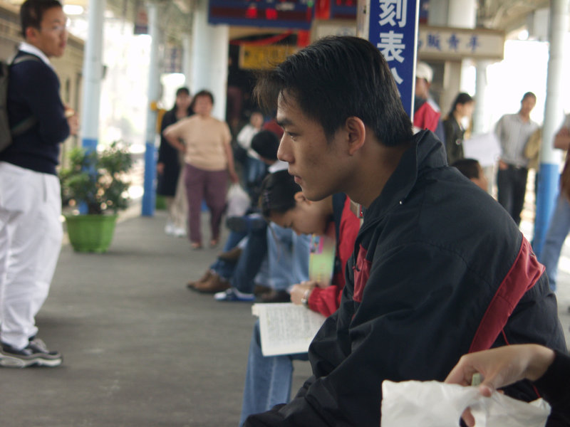 台灣鐵路旅遊攝影彰化火車站月台旅客2002年攝影照片2
