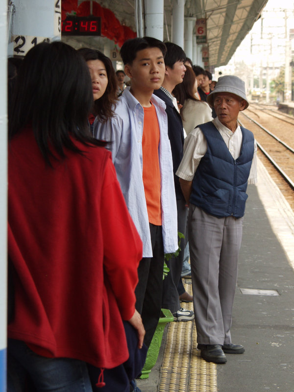 台灣鐵路旅遊攝影彰化火車站月台旅客2002年攝影照片5
