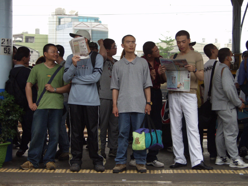 台灣鐵路旅遊攝影彰化火車站月台旅客2002年攝影照片6