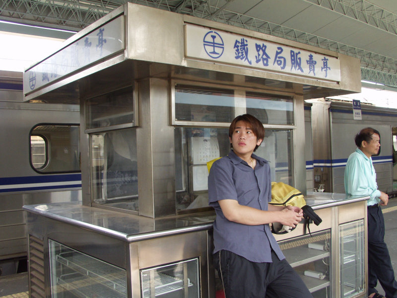 台灣鐵路旅遊攝影彰化火車站月台旅客2002年攝影照片13