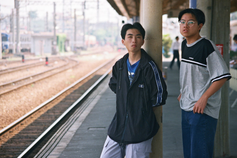 台灣鐵路旅遊攝影彰化火車站月台旅客2002年之前攝影照片3