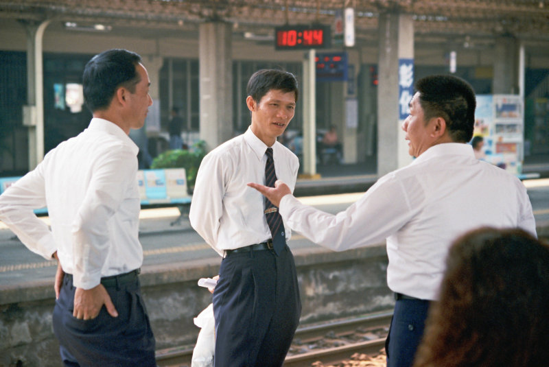 台灣鐵路旅遊攝影彰化火車站月台旅客2002年之前攝影照片4