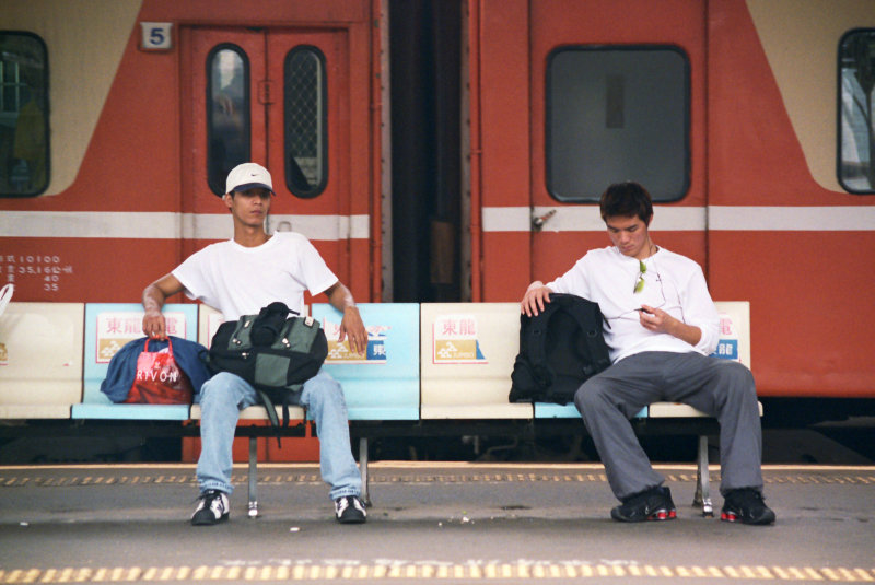台灣鐵路旅遊攝影彰化火車站月台旅客2002年之前攝影照片22