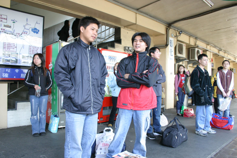 台灣鐵路旅遊攝影彰化火車站月台旅客2004年攝影照片1