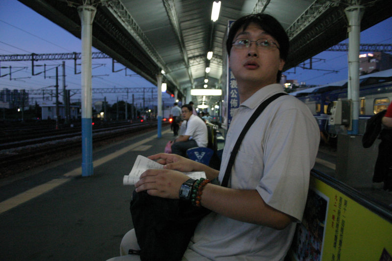 台灣鐵路旅遊攝影彰化火車站月台旅客2004年攝影照片17