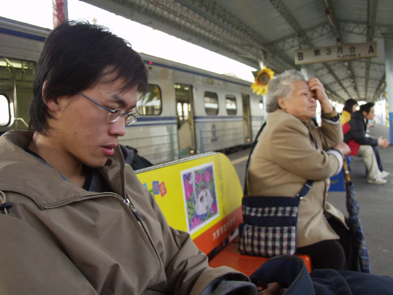 台灣鐵路旅遊攝影彰化火車站月台旅客2004年攝影照片80