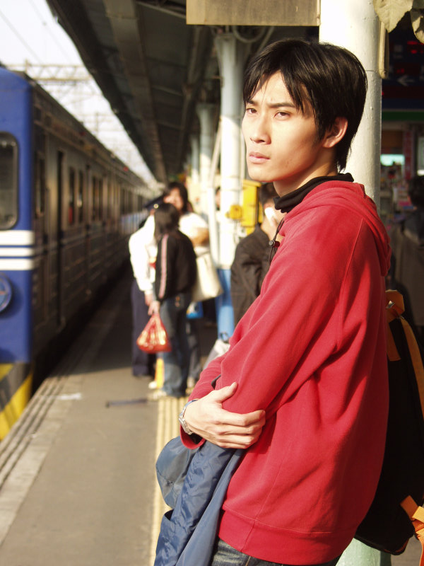 台灣鐵路旅遊攝影彰化火車站月台旅客2004年攝影照片84