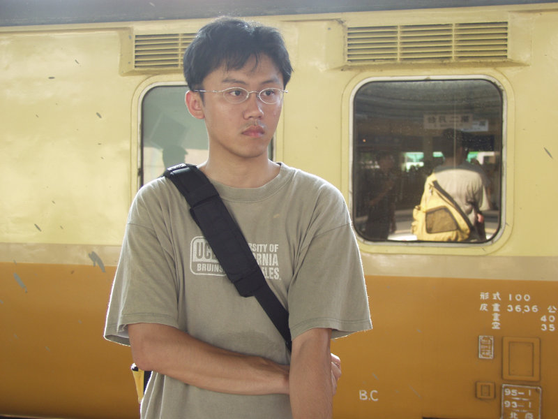 台灣鐵路旅遊攝影彰化火車站月台旅客2004年攝影照片101