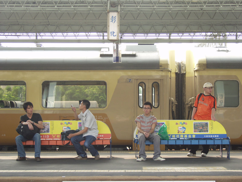 台灣鐵路旅遊攝影彰化火車站月台旅客2004年攝影照片104