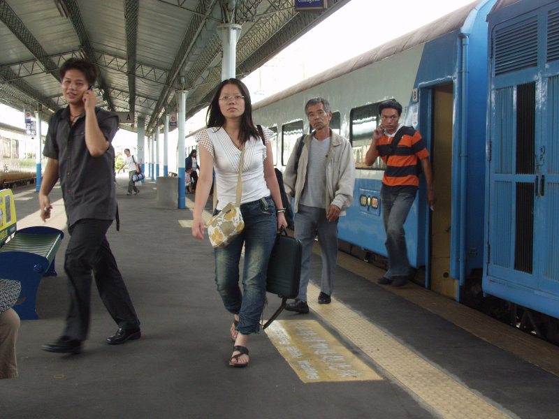 台灣鐵路旅遊攝影彰化火車站月台旅客2004年攝影照片109
