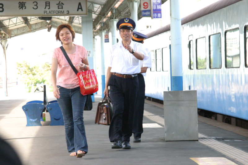台灣鐵路旅遊攝影彰化火車站月台旅客2005年攝影照片25