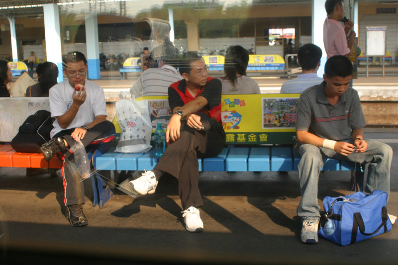 台灣鐵路旅遊攝影彰化火車站月台旅客2005年攝影照片37