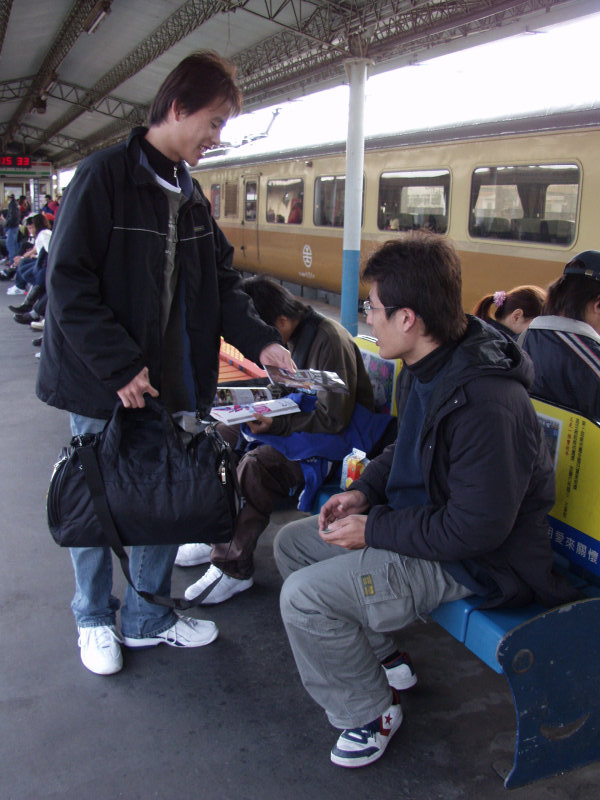 台灣鐵路旅遊攝影彰化火車站月台旅客2006年攝影照片4
