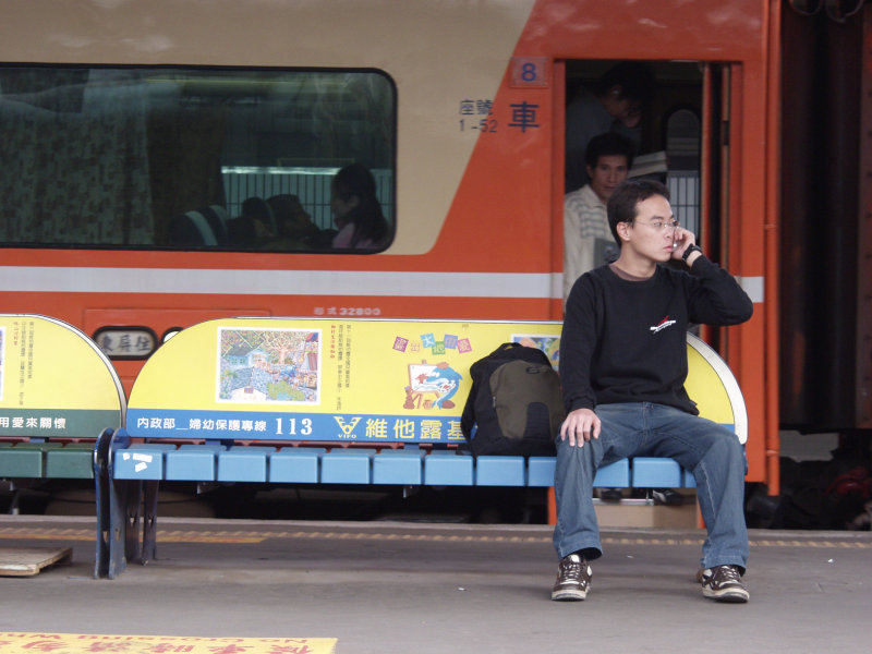 台灣鐵路旅遊攝影彰化火車站月台旅客2006年攝影照片8