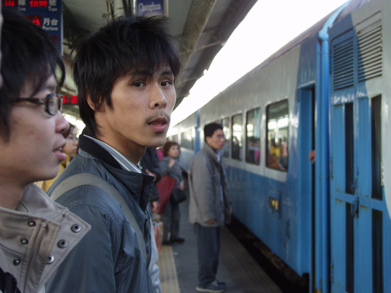 台灣鐵路旅遊攝影彰化火車站月台旅客2006年攝影照片16