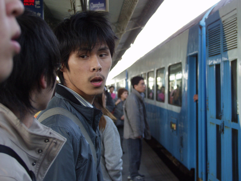 台灣鐵路旅遊攝影彰化火車站月台旅客2006年攝影照片18