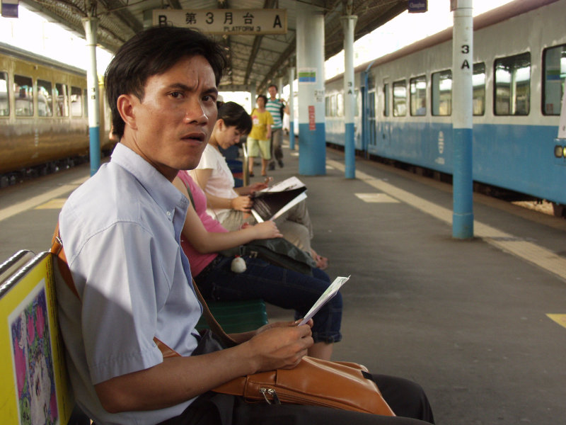 台灣鐵路旅遊攝影彰化火車站月台旅客2006年攝影照片41