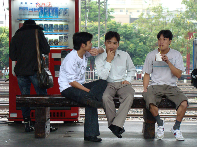 台灣鐵路旅遊攝影彰化火車站月台旅客2007年攝影照片7