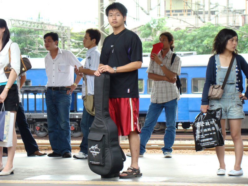 台灣鐵路旅遊攝影彰化火車站月台旅客2007年攝影照片32