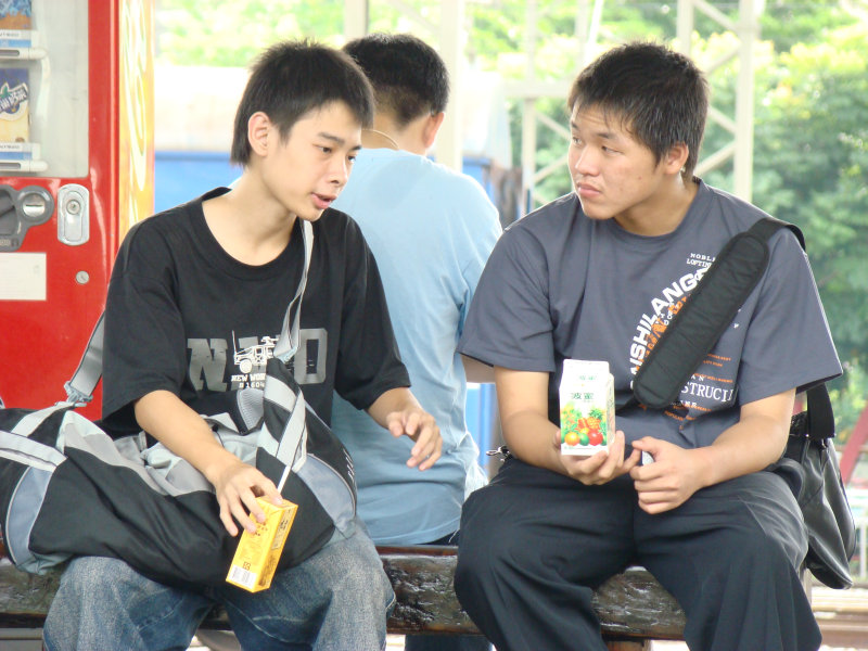 台灣鐵路旅遊攝影彰化火車站月台旅客2007年攝影照片52