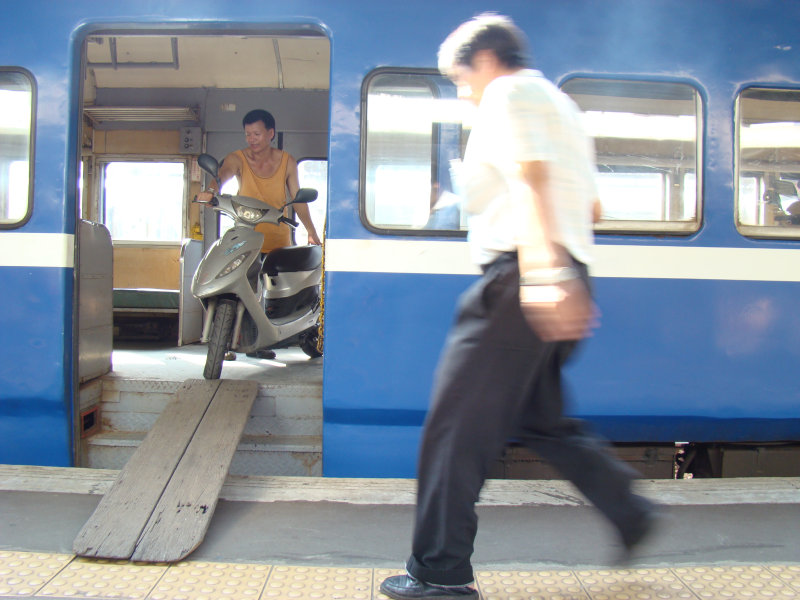 台灣鐵路旅遊攝影彰化火車站月台旅客2007年攝影照片76
