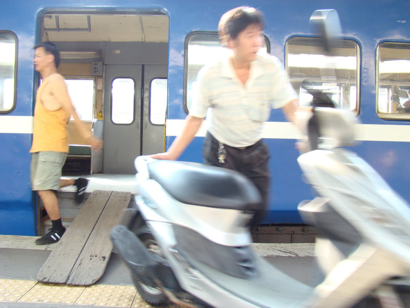 台灣鐵路旅遊攝影彰化火車站月台旅客2007年攝影照片77