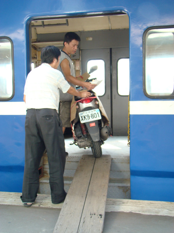 台灣鐵路旅遊攝影彰化火車站月台旅客2007年攝影照片80
