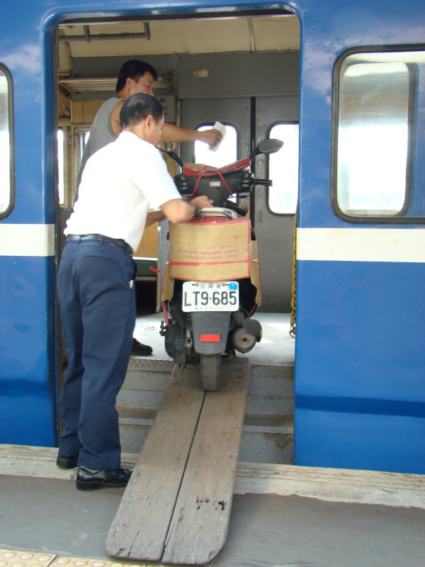 台灣鐵路旅遊攝影彰化火車站月台旅客2007年攝影照片81