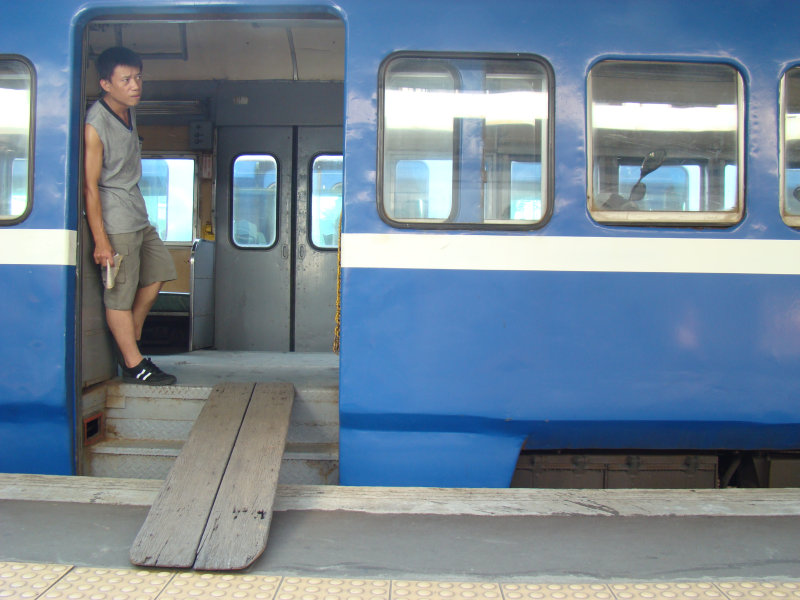 台灣鐵路旅遊攝影彰化火車站月台旅客2007年攝影照片87