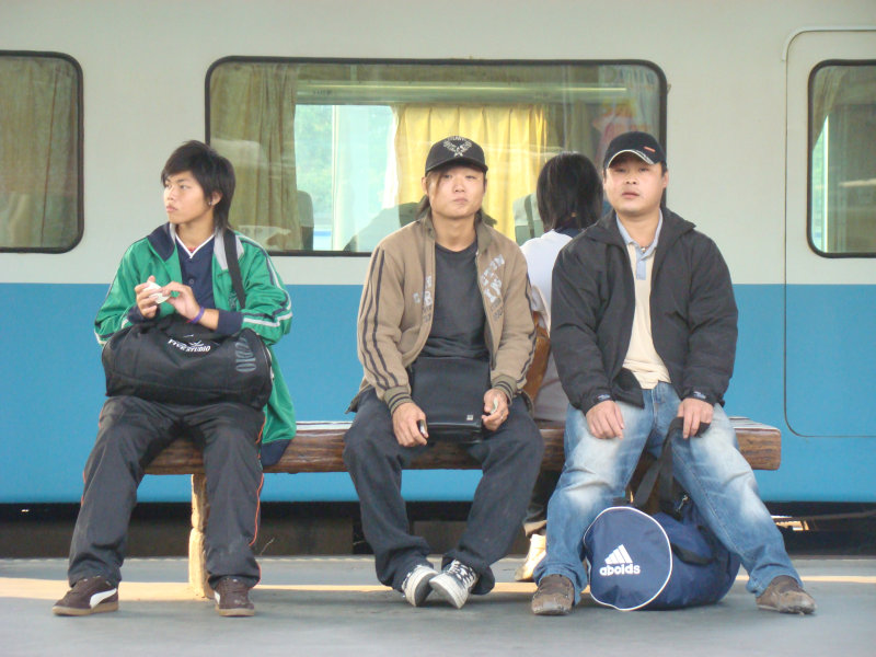 台灣鐵路旅遊攝影彰化火車站月台旅客2007年攝影照片114