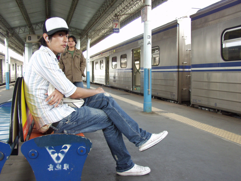 台灣鐵路旅遊攝影彰化火車站月台旅客2007年攝影照片136