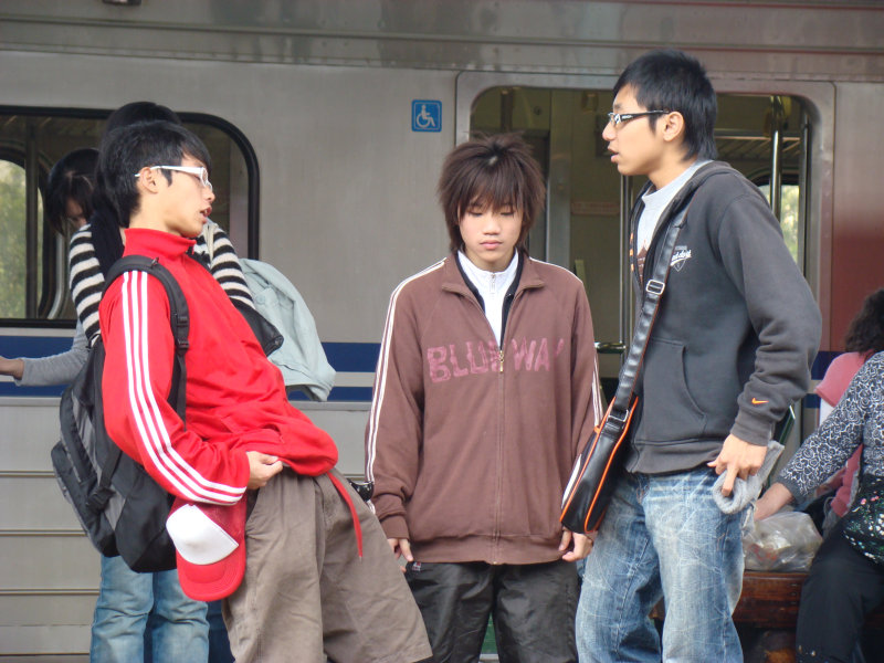 台灣鐵路旅遊攝影彰化火車站月台旅客2008年攝影照片2